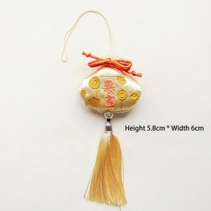 Detalle de colgante de seda bordada con borla, tamaño 5,8 cm por 6 cm de altura