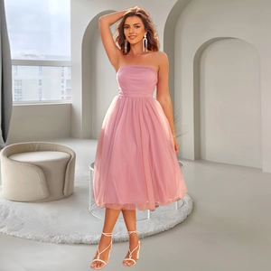 Robe midi élégante rose en tulle bustier avec volants superposés pour soirée chic