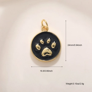Détails d'un pendentif rond doré en forme de patte avec dimensions et poids indiqués