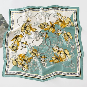 Carré de soie vert et crème avec imprimé floral jaune et motifs de lignes grises