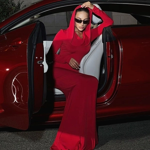 Elegante abito lungo rosso con cappuccio e maniche lunghe con vestibilità aderente
