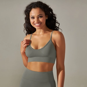 Dettaglio del reggiseno sportivo grigio-verde senza cuciture con spalline sottili e coste