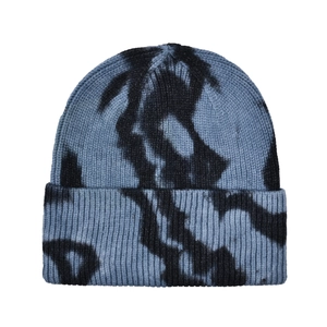 Makroaufnahme der blau-schwarzen Tie-Dye-Strickmütze mit gerippter Textur und breitem Umschlag