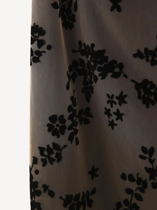 Gros plan sur un tissu en mesh noir semi-transparent avec motifs floraux dévorés