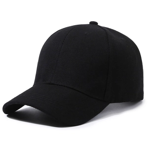 Dettaglio del tessuto in cotone nero e struttura a 6 pannelli di un cappellino da baseball