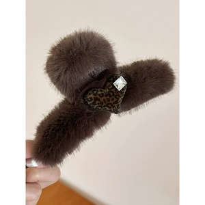 Brown plush heart hair claw clip with leopard print and rhinestone for winter hair styling