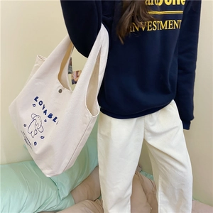 Détail du sac cabas en toile avec chien de dessin animé bleu et texte LOVABLE