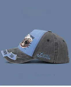 Détail d'une casquette baseball vintage délavée avec broderie requin et coutures