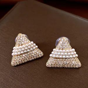Élégantes boucles d'oreilles triangulaires en perles et cristaux plaqués or 18 carats
