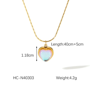 Détail du collier cœur en or 18 carats avec mesures des dimensions et du poids