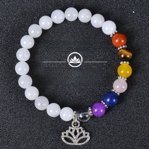 Dettaglio del bracciale in pietre naturali con sette grani chakra e ciondolo loto