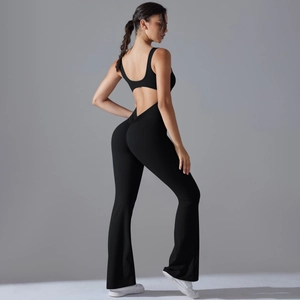 Details des rückenfreien Yoga-Jumpsuits mit Schlaghose und Scrunch-Butt-Lifting
