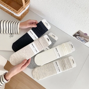 Détail de chaussettes en coton côtelé de plusieurs couleurs sur fond de bureau à domicile