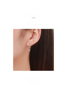 Detailansicht der minimalistischen S925 Sterlingsilber Mondstein Herz-Ohrhänger für Damen