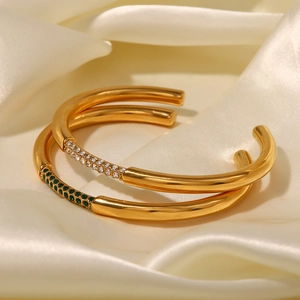 Bracciali aperti in acciaio dorato 18K con diamanti bianchi e pietre preziose verdi