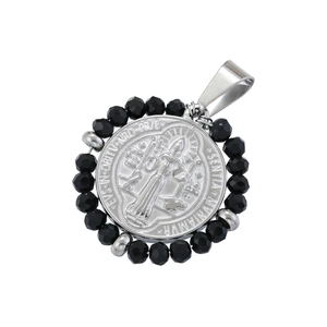 Dettaglio del ciondolo medaglia di San Benedetto in argento con perline nere sfaccettate