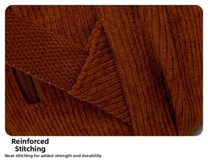 Detailaufnahme der verstärkten Nähte und der Cord-Textur am braunen Rucksack