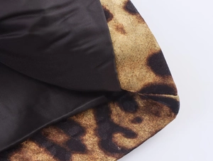 Primer plano de tela con estampado de leopardo, forro de seda y costura fina