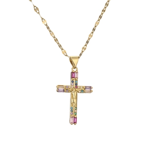 Collana con croce placcata in oro con zirconi colorati e dettagli in rilievo di Gesù