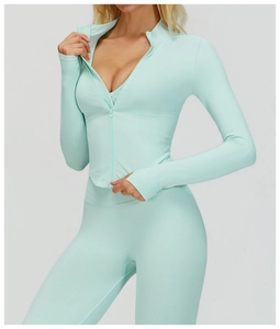 Détail de l'ensemble de yoga vert menthe côtelé avec col montant zippé et legging taille haute