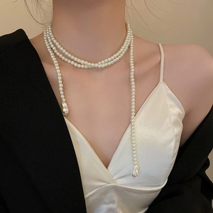 Vue détaillée du collier de perles long à plusieurs rangs avec pendentifs perles poires