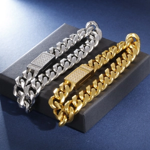Détail de bracelets gourmette or et argent avec fermoir serti de diamants sur boîte noire