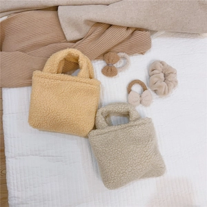 Détail de mini sacs cabas en polaire sherpa beige et gris avec accessoires assortis