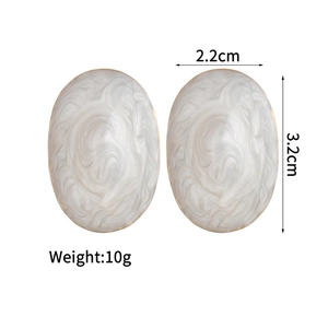 Boucles d'oreilles élégantes en acier inoxydable marbre blanc avec bords dorés et dimensions