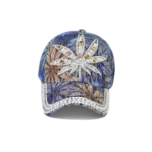 Détail de la casquette de baseball montrant la broderie de feuilles, perles et strass brillants