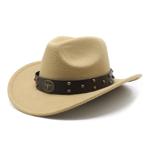Détail d'un chapeau de cowboy en feutre avec bande cloutée et badge de taureau