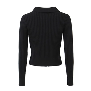Détail de la vue arrière d'un pull en maille côtelée noire avec un design de col polo élégant