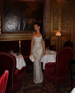 Abito da sera con paillettes argento scintillanti, schiena scoperta e gonna lunga