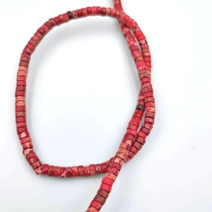 Vista dettagliata delle perle distanziatrici in pietra imperiale rossa per gioielli DIY