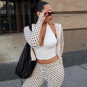 Drei-teiliges Set mit gepunkteter Kapuzenstrickjacke und schmal geschnittener passender Hose