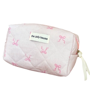Trousse à maquillage matelassée rose avec nœuds et étiquette The Jolly House