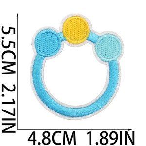 Dettaglio della toppa ricamata a forma di cavallo a dondolo con dimensioni 5,5cm x 4,8cm