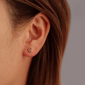 Boucles d'oreilles minimalistes en rubis rond avec sertissage clos en or 18 carats
