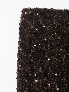 Macro de paillettes marron foncé scintillantes sur le tissu d'une jupe élégante