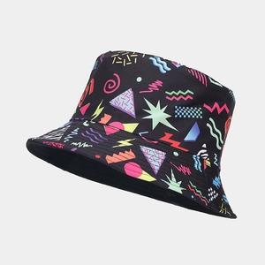 Dettaglio del cappello a secchiello reversibile nero con motivi geometrici stile Memphis