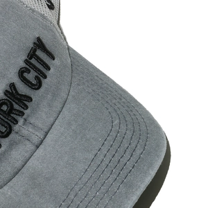 Dettaglio ravvicinato del cotone grigio e del ricamo 3D York City nero sul cappello