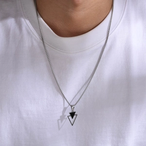Collana da uomo con pendente a triangolo geometrico in acciaio inox bicolore