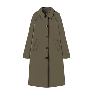 Detail eines armee-grünen Trenchcoats mit klassischem Revers und einreihiger Knopfleiste