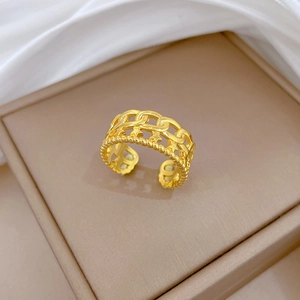 Detailansicht des Goldkettenrings mit Sternendesign auf elegantem Lederhintergrund