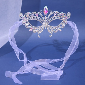 Masque papillon élégant avec strass argentés et ruban en organza violet pour soirée