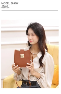 Petit sac bandoulière marron texture litchi avec boucle dorée porté par un mannequin