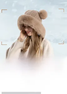 Detailaufnahme des dicken Plüschfutters und der Doppel-Pompons der Winterstrickmütze