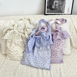 Détails des sacs fourre-tout à fleurs à volants avec texture plissée en bleu et violet