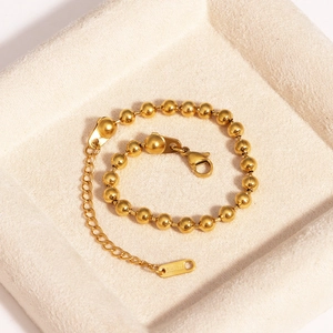 Elegante bracciale a sfere in acciaio inossidabile placcato oro 18K su vassoio in velluto