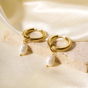 Boucles d'oreilles minimalistes en acier doré avec perles d'eau douce sur pierre
