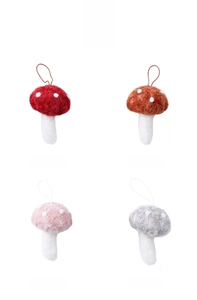 Dettaglio macro di funghi fatti a mano in feltro di lana in quattro colori diversi
